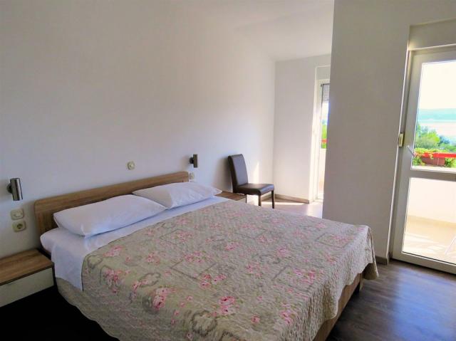 Chorvátsko - Omiš - apartmány Mandić - štvolôžkový apartmán s d