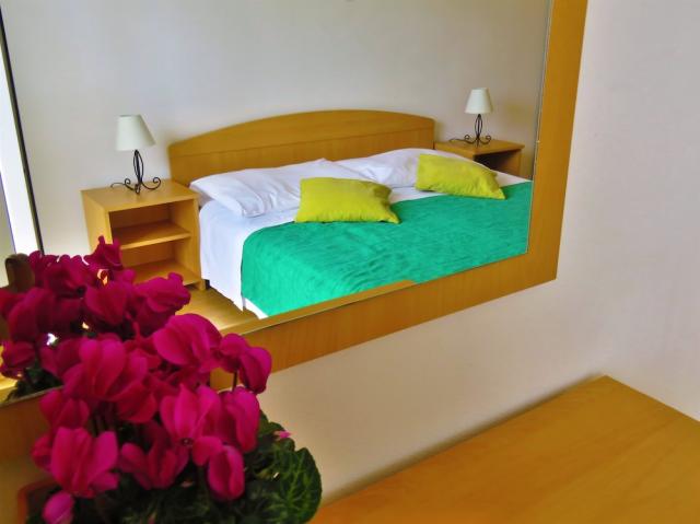 Chorvátsko - Omiš - apartmány Mandić - dvojlôžkový apartmán s d