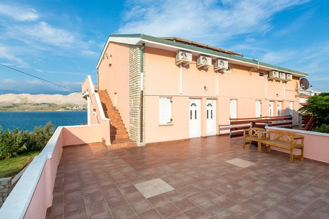 Chorvátsko - ostrov Pag - Pag - apartmány Robert - terasa