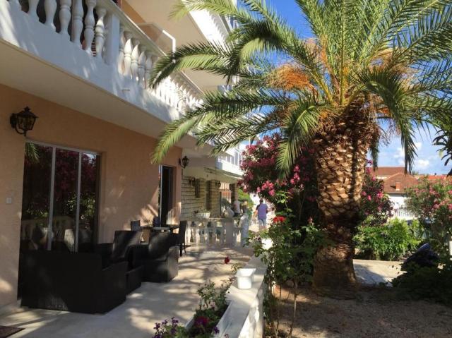 Chorvátsko - Vodice - Penzión Sidro - terasa