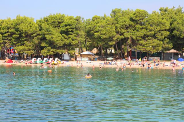Chorvátsko - Vodice - pohľad z mora na pláž
