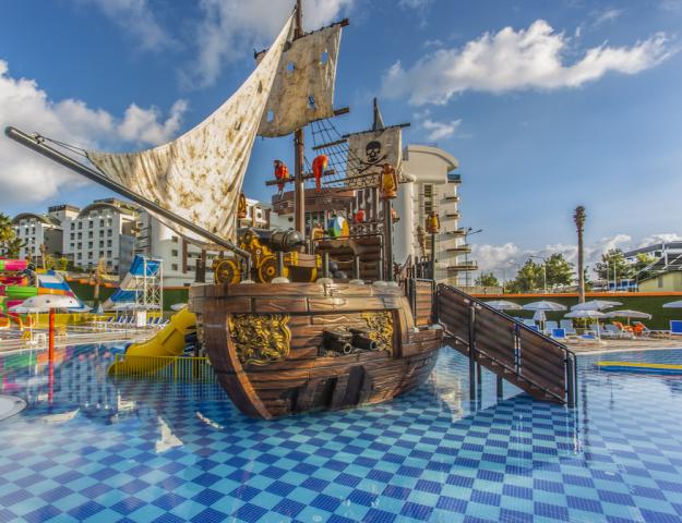 Turecko - Alanya - Hotel Lonicera World - pirátska loď