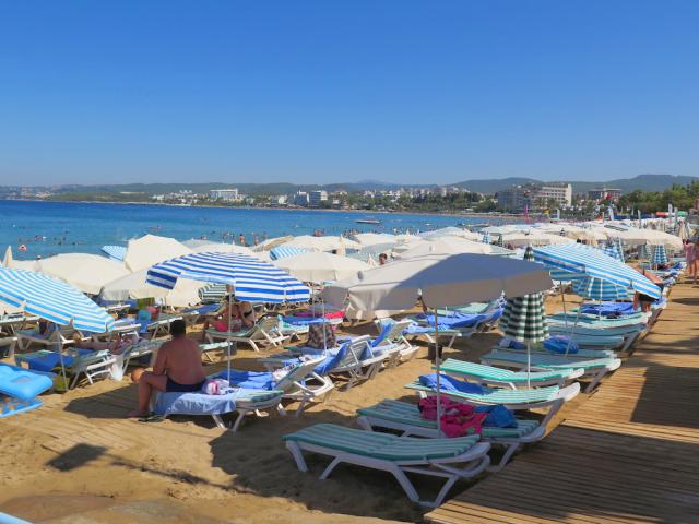 Turecko - Alanya - Hotel Lonicera Resort & Spa  - ležadlá na pl