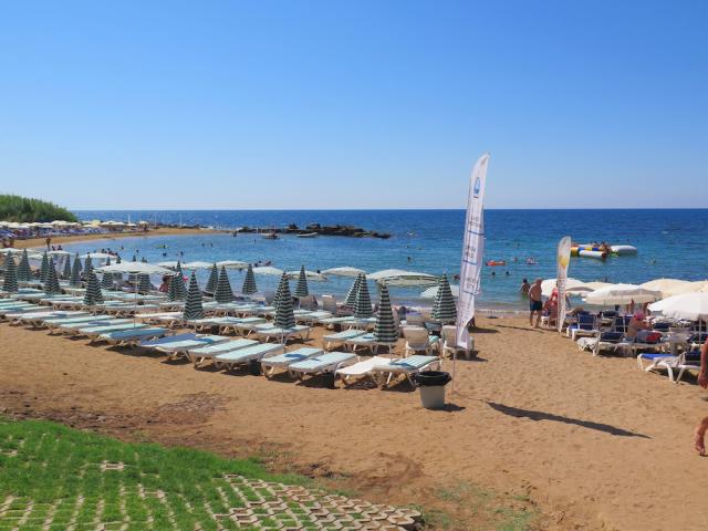 Turecko - Alanya - Hotel Lonicera Premium - ležadlá na pláži
