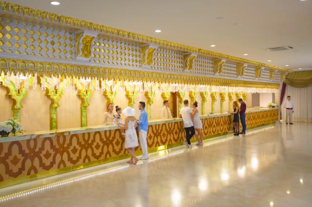 Turecko - Side - Hotel Royal Alhambra Palace - recepcia