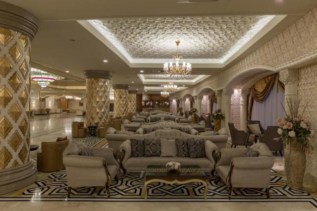 Turecko - Side - Hotel Royal Alhambra Palace - lobby