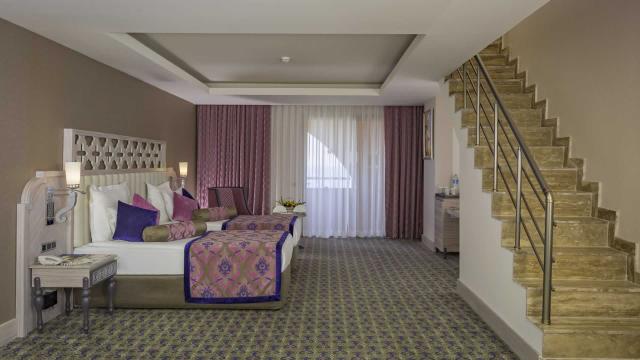Turecko - Side - Hotel Royal Alhambra Palace - rodinná izba (me