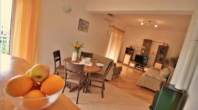 Chorvátsko - Omiš - Duće - apartmány Milavić - apartmán na 1.po