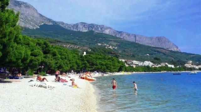 Tučepi - pláž pri vile Ljubomira (vzdialená asi 80 m)