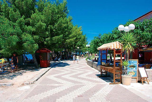 Tučepi - promenáda pri vile Ljubomira (vzdialená asi 50 m)