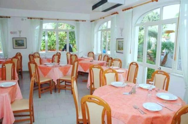 ostrov Ischia · letovisko Forio - reštaurácia hotela Park Victo