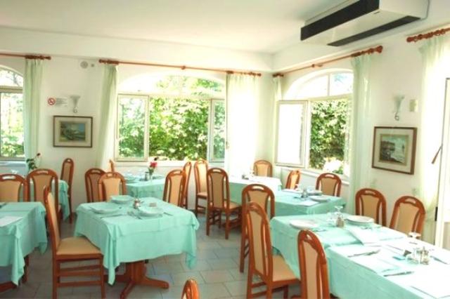 ostrov Ischia · letovisko Forio - reštaurácia hotela Park Victo
