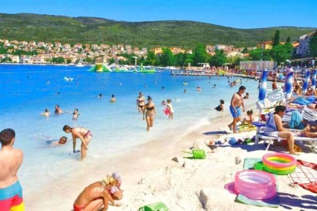 Selce - hotel a pavilóny Slaven, pláž