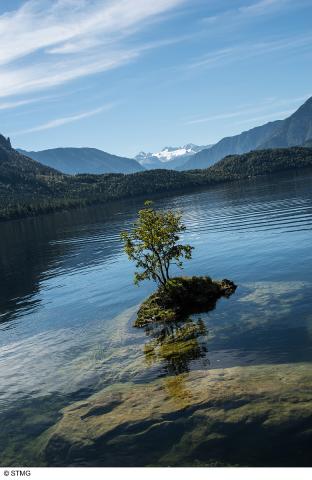 hiking at lake Altausseersee © STMG (2).jpg