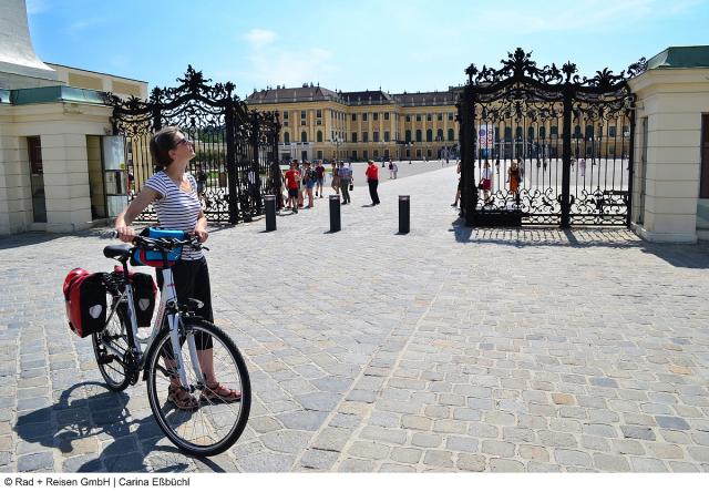 Wien Vienna - Schönbrunn Eingangentrance.jpg