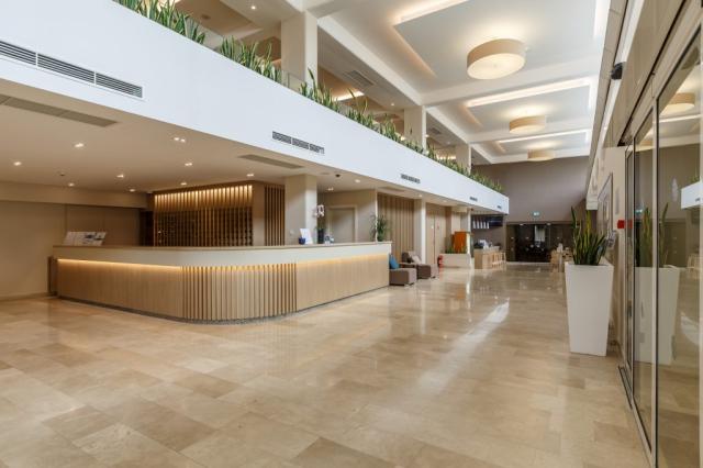 Recepcia hotelu Plavi s Lobby barom