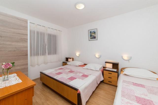 Vila Neda-Maršić - až pětilůžkový apartmán č. 3 - Gradac - Chor