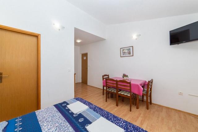 Vila Neda-Maršić - až třílůžkové studio č. 6 - Gradac - Chorvat
