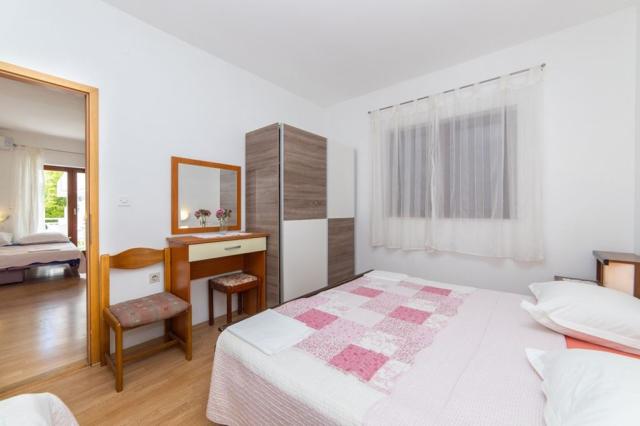 Vila Neda-Maršić - až pětilůžkový apartmán č. 3 - Gradac - Chor