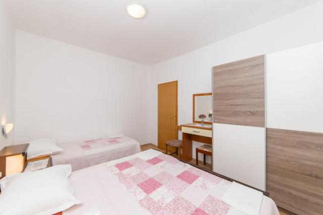 Vila Neda-Maršić - až pětilůžkový apartmán č. 3 - Gradac - Chor