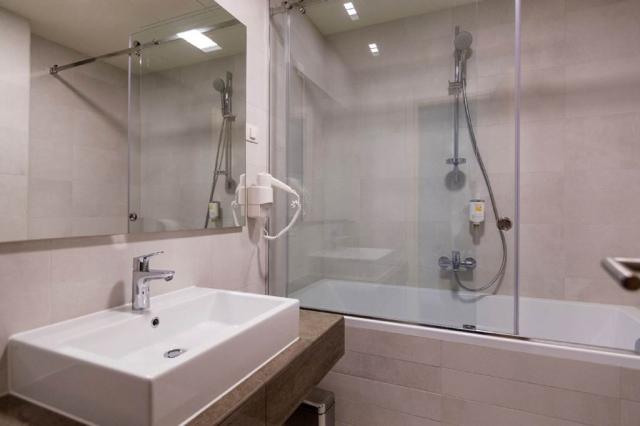Crikvenica hotel - dvoulůžkový pokoj Comfort, balkon mořská str