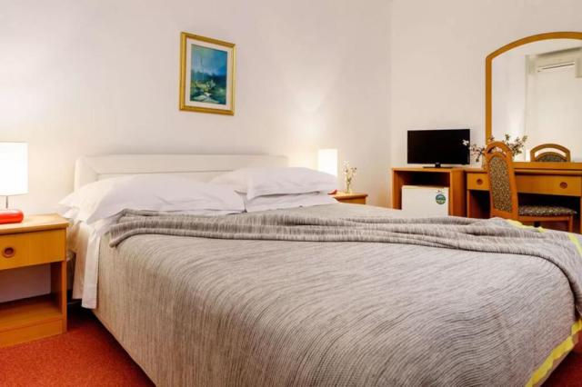 Biševo hotel - dvoulůžkový pokoj bez balkonu, strana park - Kom