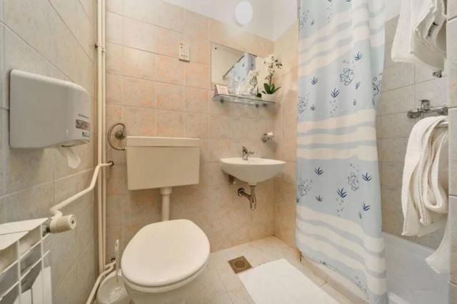 Biševo hotel - dvoulůžkový pokoj s balkonem, strana park - Komi