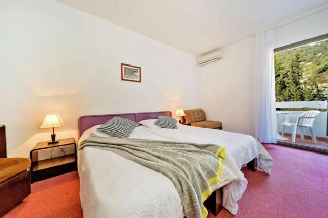 Biševo hotel - dvoulůžkový pokoj s balkonem, strana park - Komi