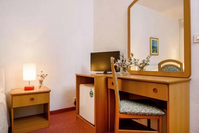 Biševo hotel - dvoulůžkový pokoj bez balkonu, strana park - Kom