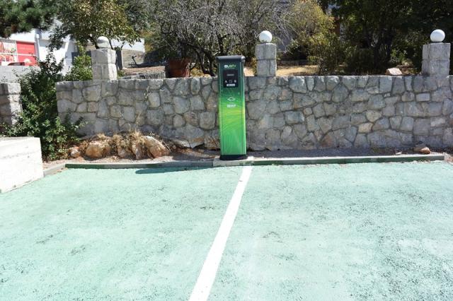 Zagreb hotel - Dobíječka elektroaut přímo nad hotelem - Karloba