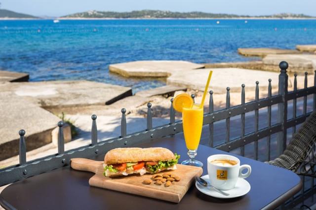 Arausana & Antonina - Beach Bar - Vodice -  - Chorvatsko
