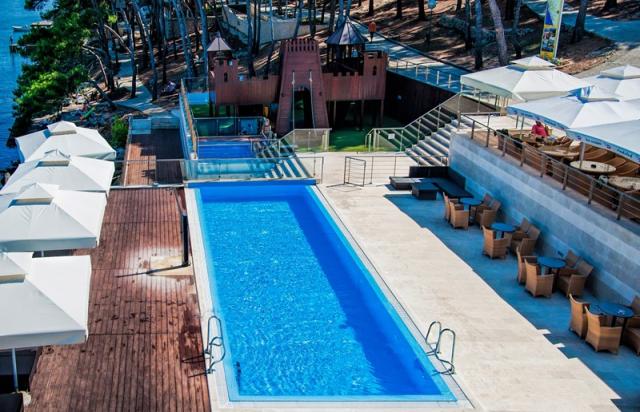 Božava Hotelový Komplex: Mirta rod. pokoje - bazén - Božava (os