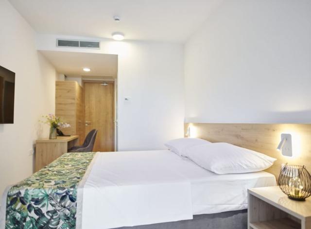 Colentum Resort Murter - dvoulůžkový pokoj s terasou, pohled mo