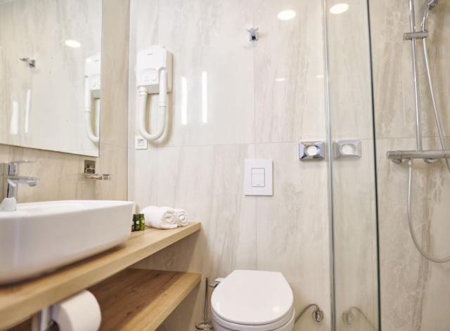 Colentum Resort Murter - dvoulůžkový pokoj s terasou, pohled mo