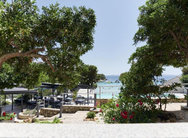 Colentum Resort Murter - dvoulůžkový pokoj s terasou, pohled mo