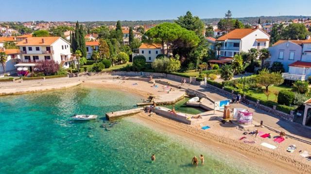 Malin hotel - pláž RUPA 600 m od hotelu Malin - Malinska (ostro