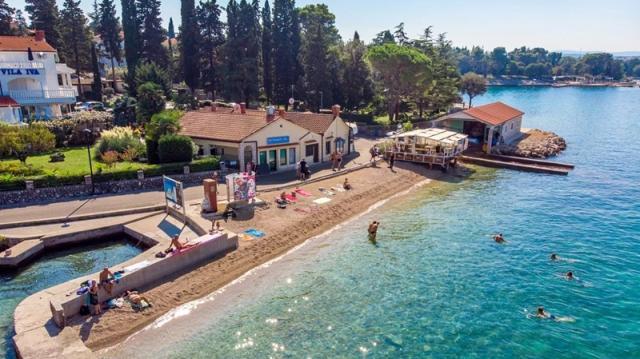Malin hotel - pláž RUPA 600 m od hotelu Malin - Malinska (ostro