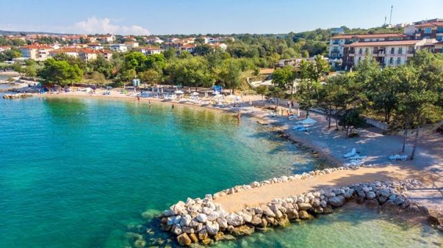 Malin hotel - pláž ROVA, 1,5 km od hotelu Malin - Malinska (ost