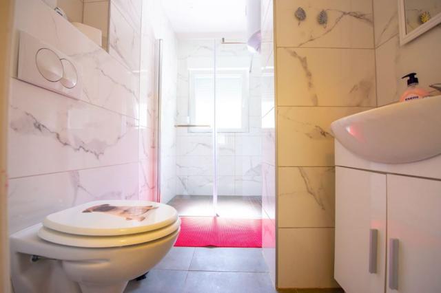 Claudia apartmány - apartmán pro 6 osob, přízemí - Novalja (ost