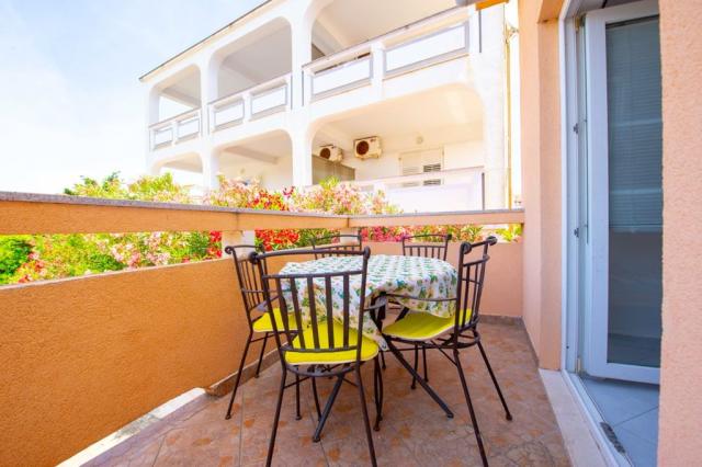 Claudia apartmány - apartmán pro 6 osob, 1. patro - Novalja (os