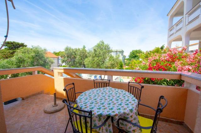 Claudia apartmány - apartmán pro 6 osob, 1. patro - Novalja (os