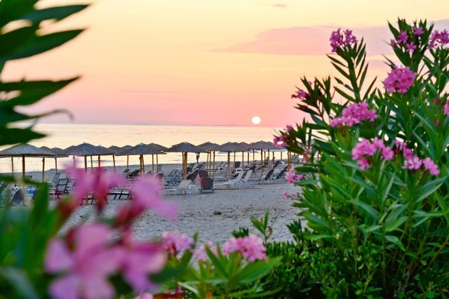 Ninos Grand Beach