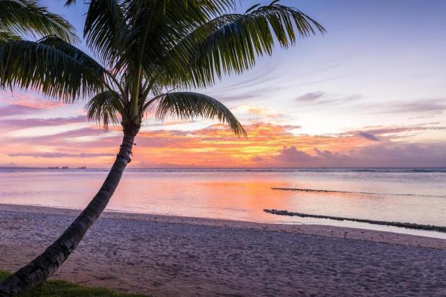 Victoria Beachcomber Resort For 2
