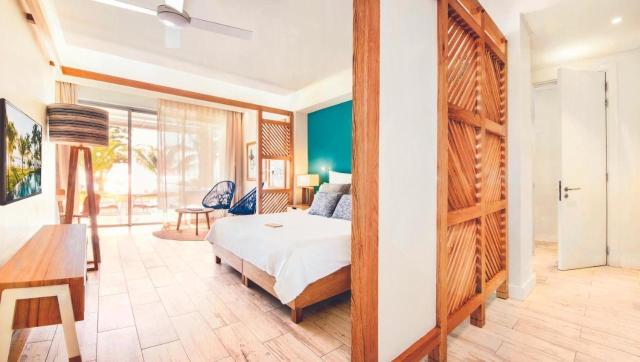 Victoria Beachcomber Resort For 2