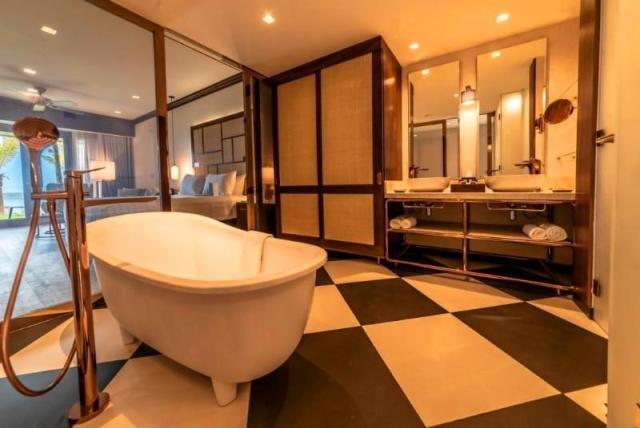 Beachfront premium room - bathroom.jpg