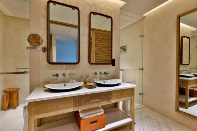 Bathroom (1).jpg