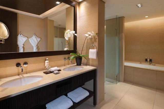 Anantara_The_Palm_Dubai_Resort_Guest_Room_Premier_Lagoon_View_R