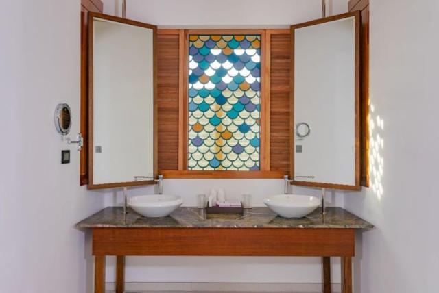Water Bungalow - Bathroom.jpg