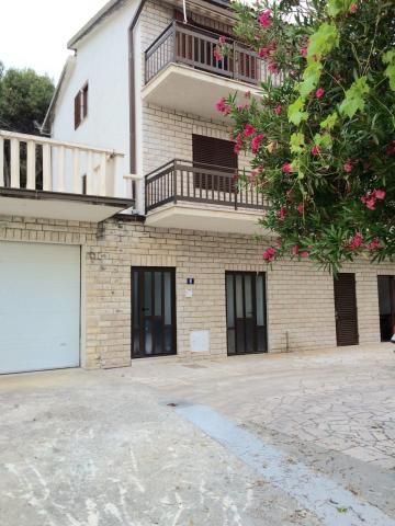 Vila JAKOV ***
