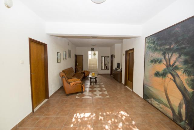 Izba:  APT 2